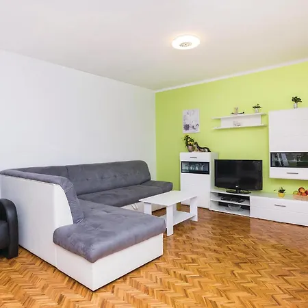Hébergement de vacances Five-bedroom In *