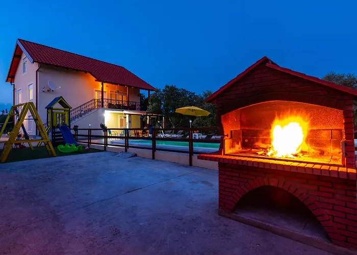 Hébergement de vacances Five-bedroom In Suhovare