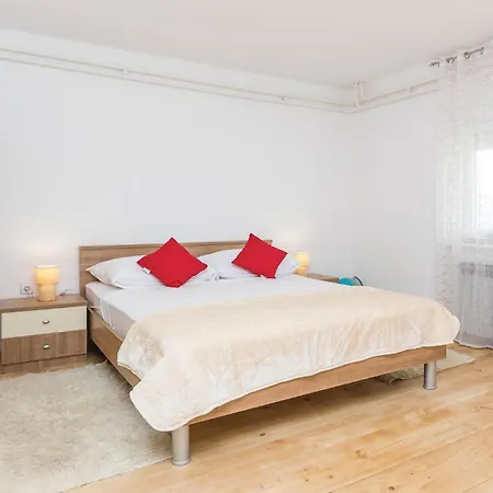 Five-bedroom In Ferienhaus Suhovare