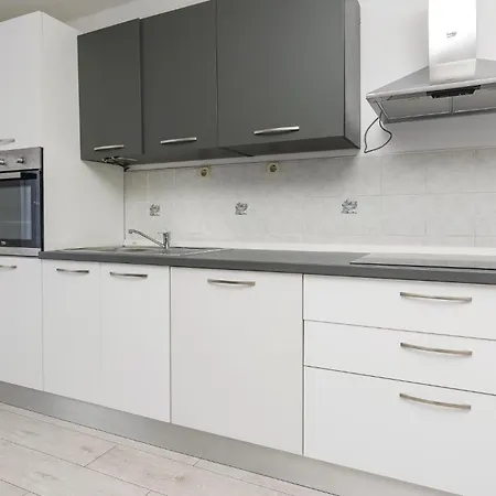 Five-bedroom In Ferienhaus Suhovare