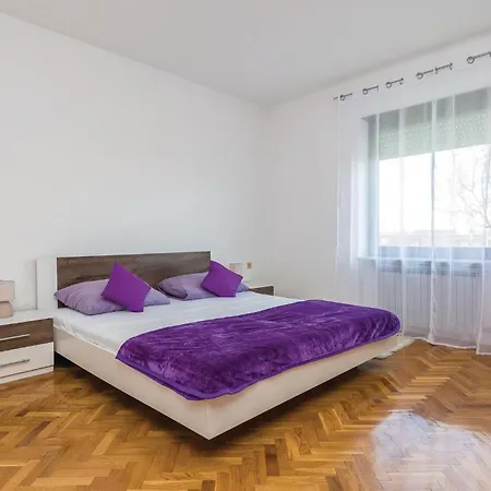 Five-bedroom In Nyaraló Suhovare