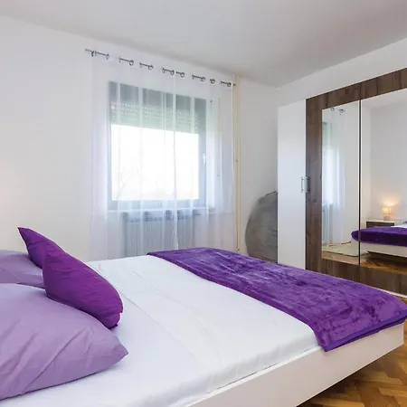 Five-bedroom In بيت للعطل