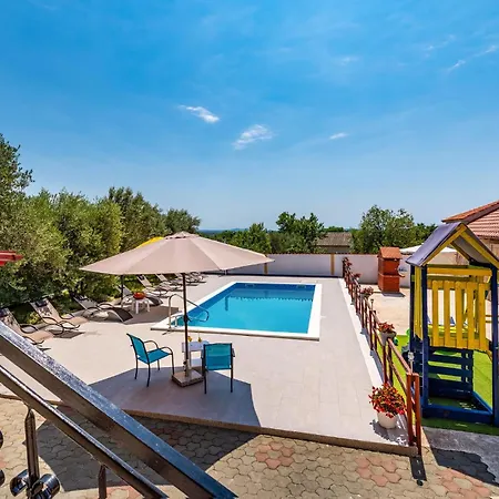 Five-bedroom In بيت للعطل *