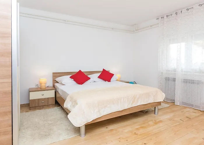 Five-bedroom In Σπίτι διακοπών Suhovare