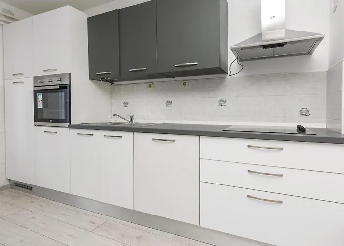 Five-bedroom In Vakantiehuis Suhovare