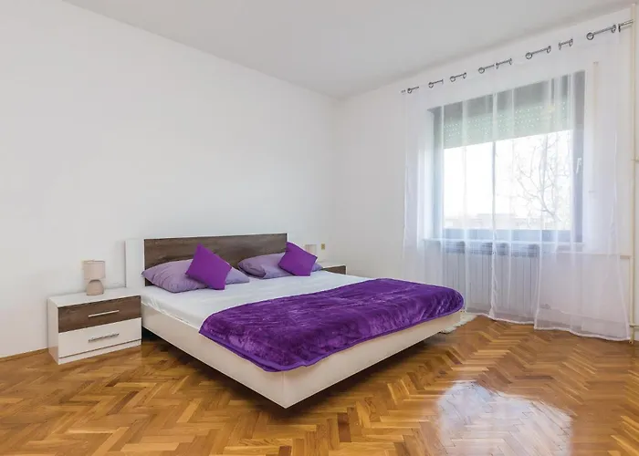 Five-bedroom In Σπίτι διακοπών Suhovare